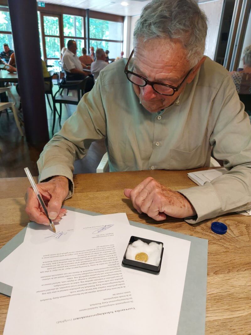 Neef André Janning bevestigt de schenking aan Herinneringscentrum Westerbork. Foto: Edward Janning