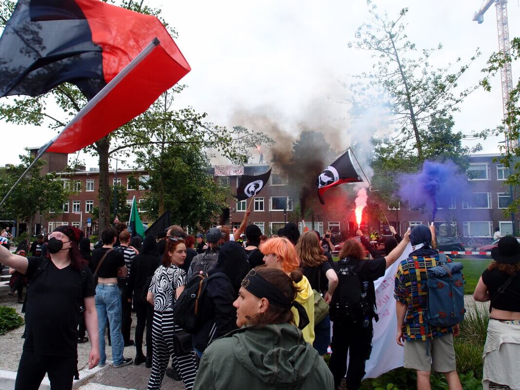 Sympathisanten vieren het feit dat de krakers voorlopig mogen blijven (foto LE)