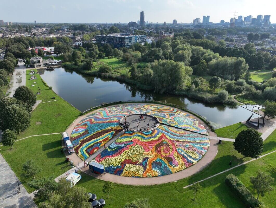 De hele foto. Rechts zien we het Slavernijmonument dat in 2023 werd onthuld.