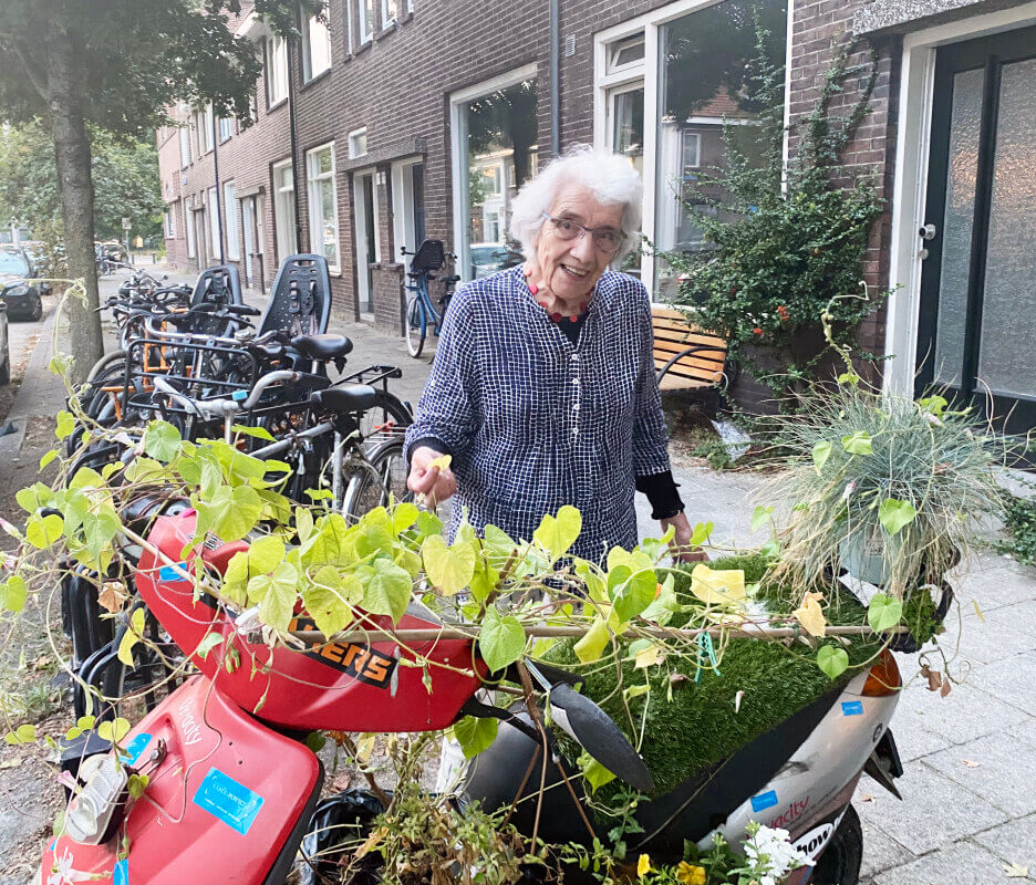 De 91-jarige Marianne Moussault bij 'haar' scooter. Foto: JT