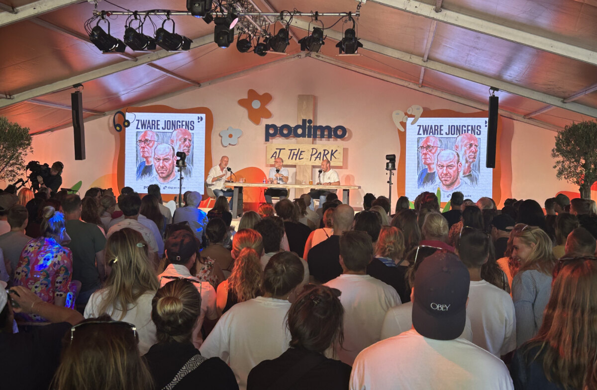 Een volle zaal luisterde naar de drie mannen van 'Zware jongens' (Harry Lensink, Jan Meeus en Yelle Tieleman)