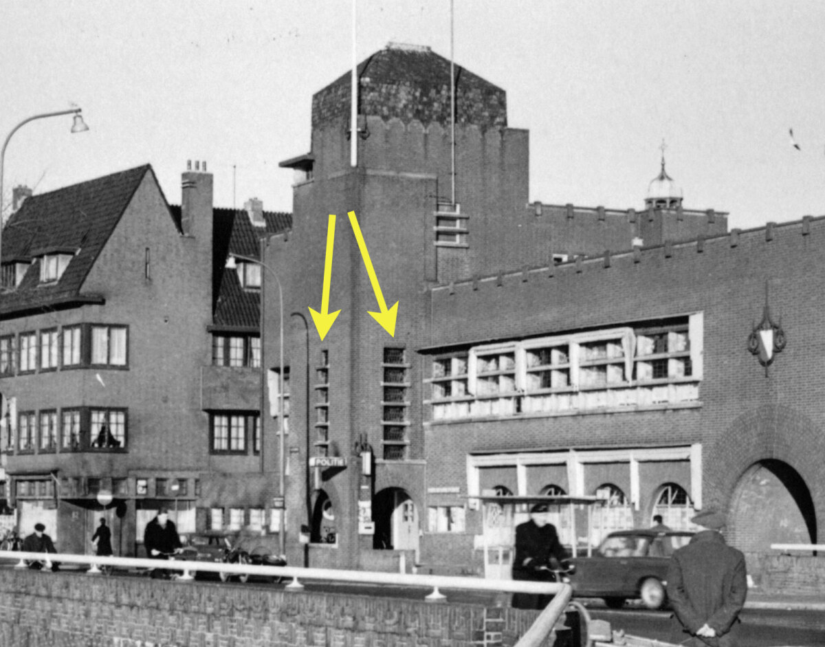 Politiebureau Tolsteeg (1967) - bij de gele pijlen de twaalf glas-in-loodramen: zes aan de straatkant, zes boven de ingang