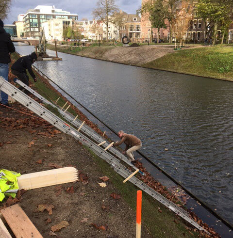 Frank de Munnik, beheerder van het bijzondere monument, aan het werk. Foto: Edith Wegman