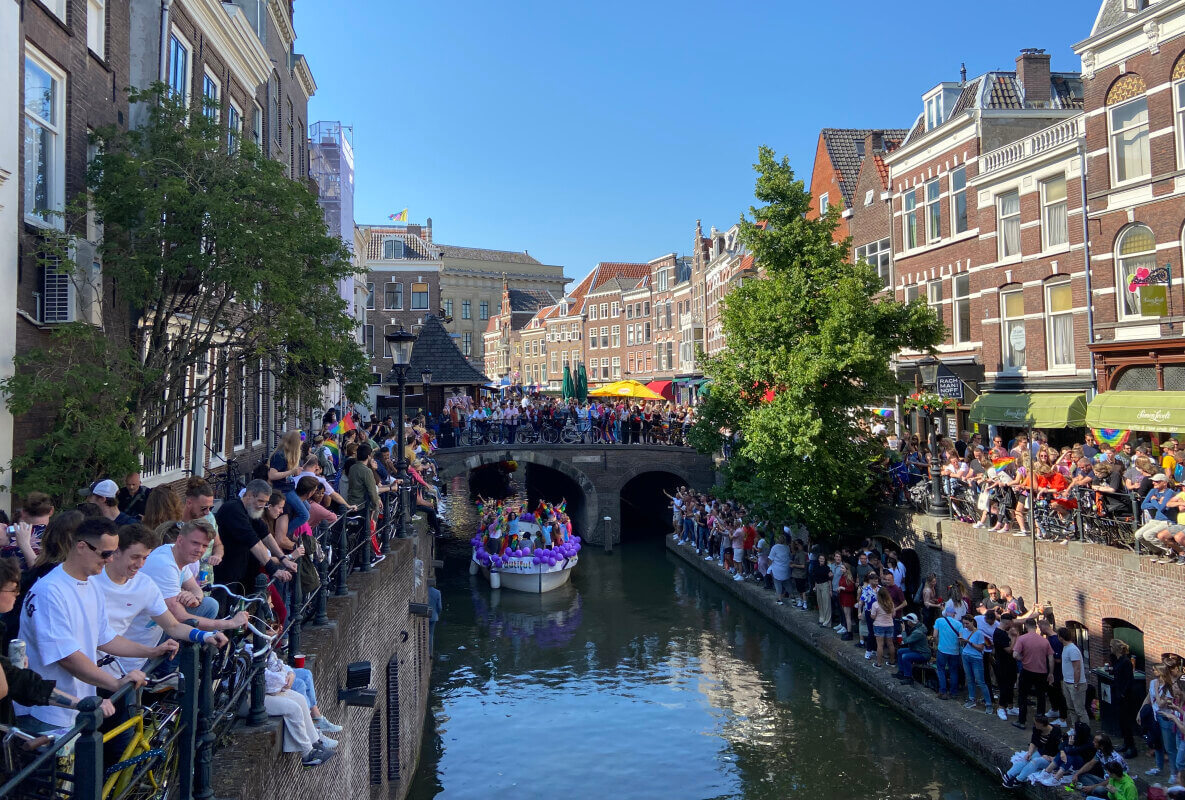 Hier ook volle boel. Links de Zoutmarkt, rechts de Vismarkt. Foto vanaf de Maartensbrug, JT