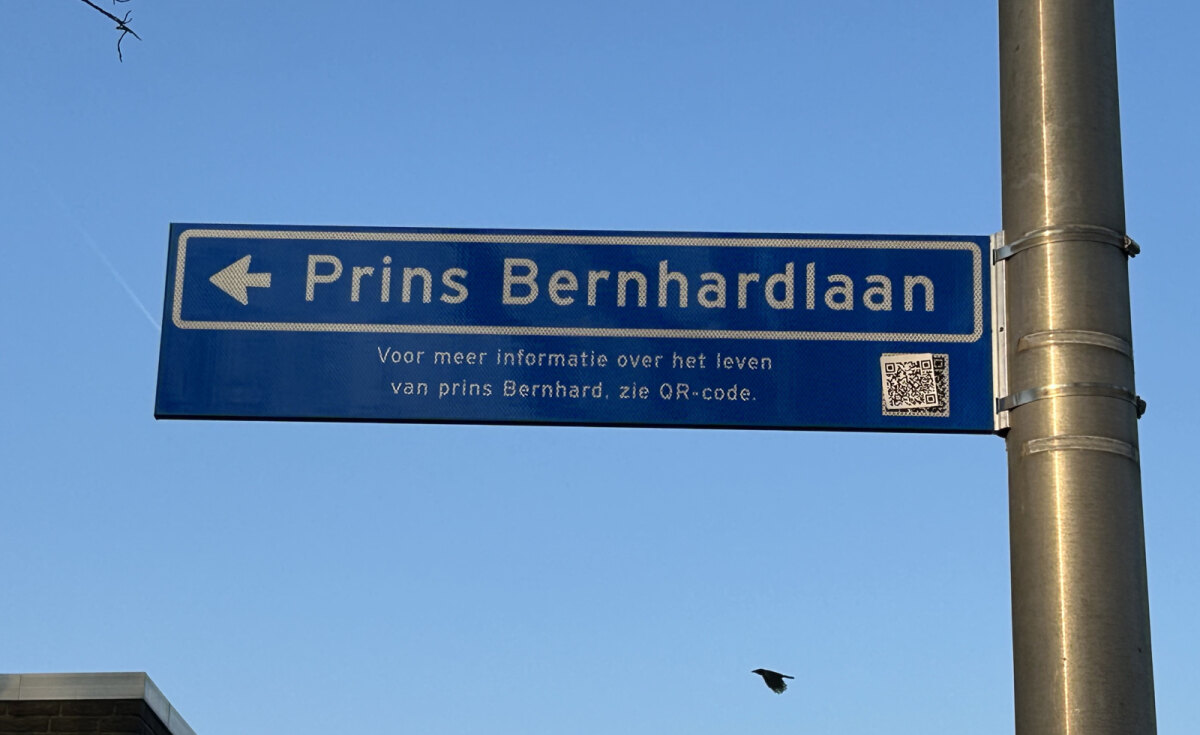 Met stickers zijn andere QR-codes op de straatnamenborden geplakt. Foto: JT