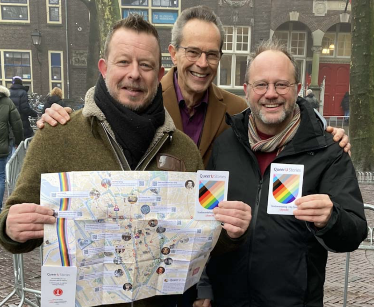 Robbert Kalff, voorzitter Utrecht Pride (links), en Joost de Vries, voorzitter Queer Film Festival Utrecht (rechts), ontvangen de eerste Queer City Maps van QUS-projectleider Evert van der Veen
