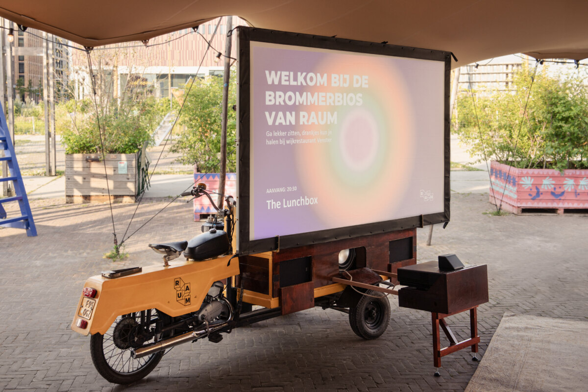 De brommer met scherm op het Berlijnplein. Foto: Mariska Kerpel