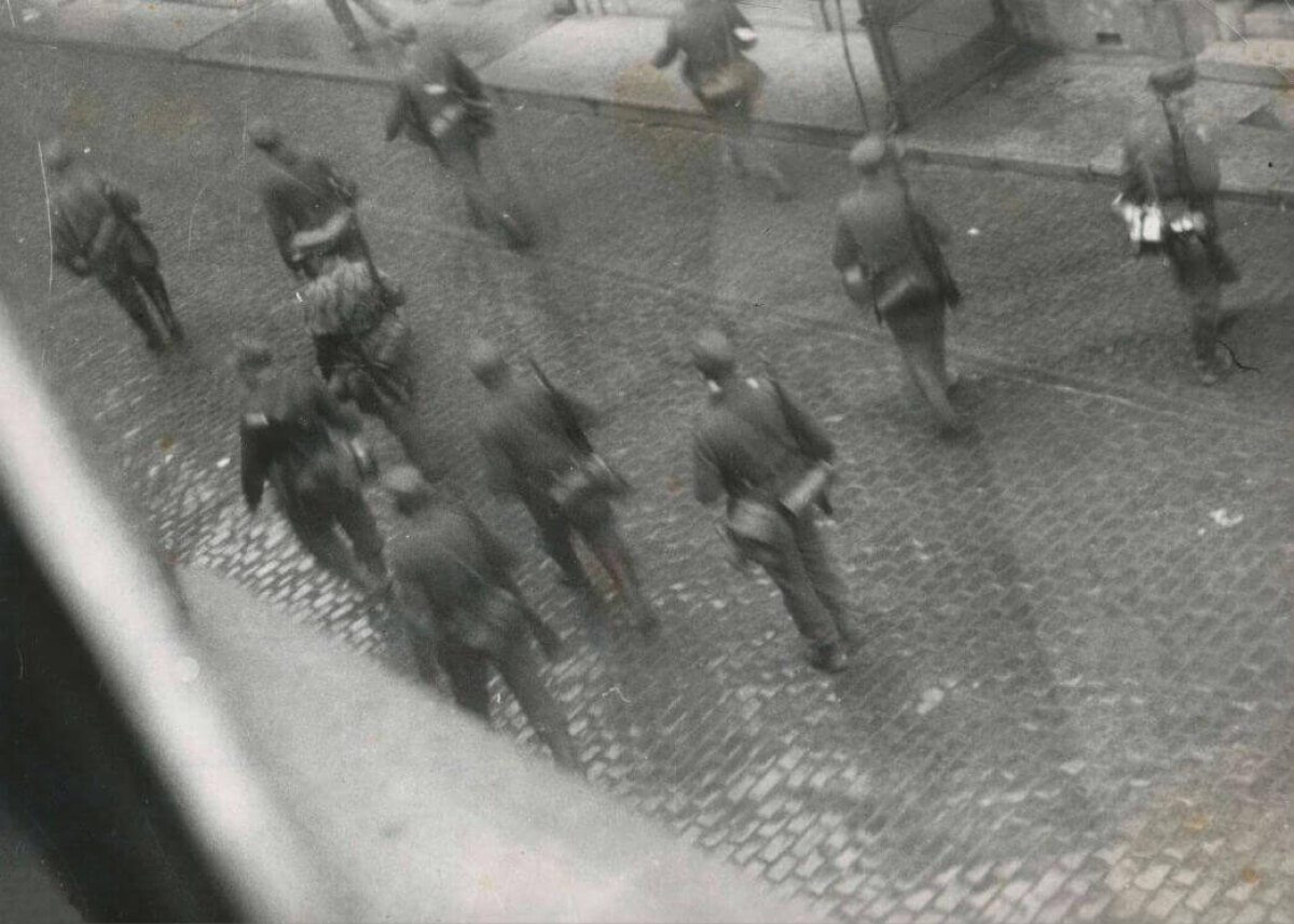 Bewoner Jo Visser maakte deze foto van een razzia in Goes op 27 oktober 1944 (Foto: NIOD)