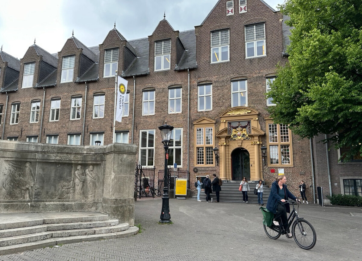 Hoofdingang faculteit Rechten, Janskerkhof 3. Foto: DB 