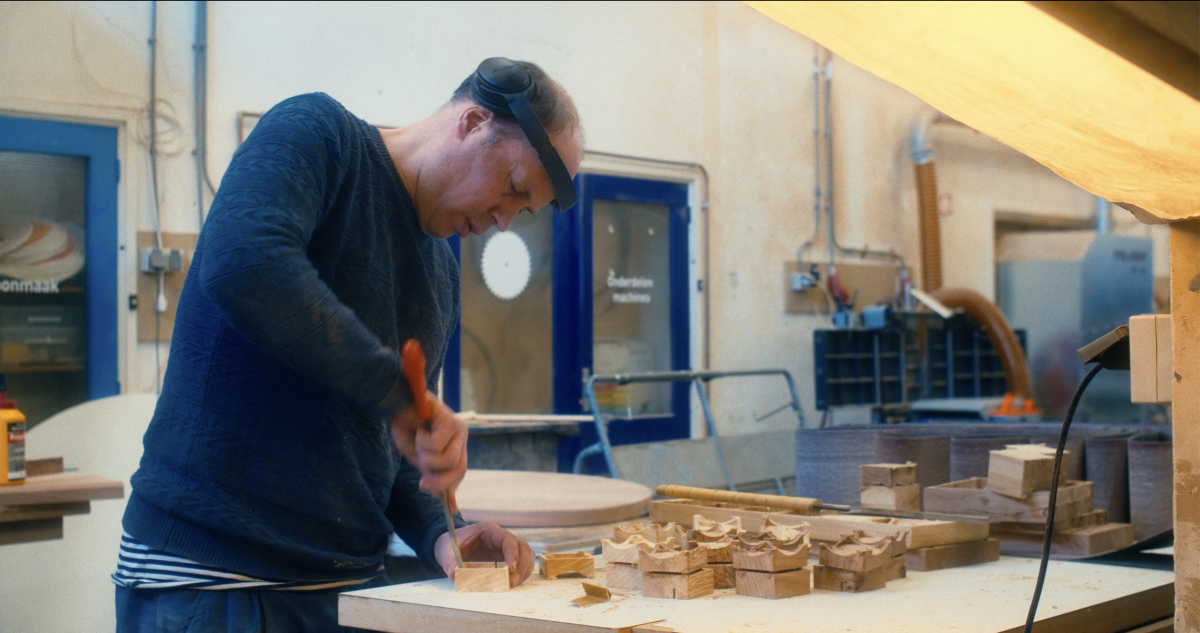 Rob de Looff maakt alle doosjes zelf (still uit de film)