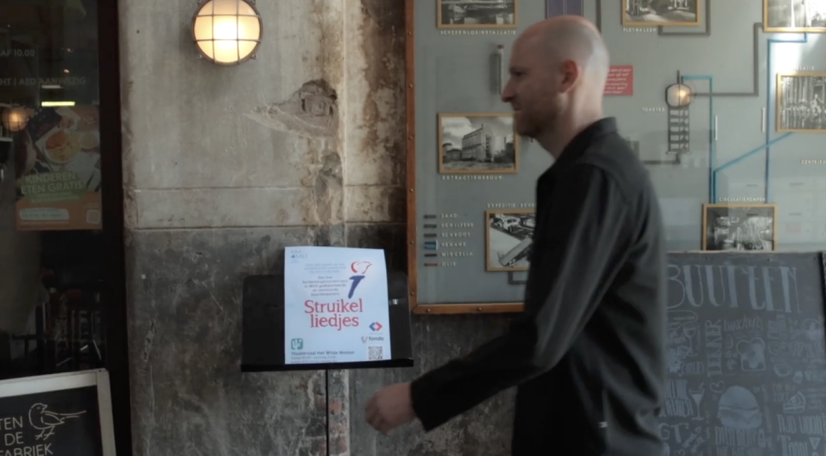 Koos van Eijk in de video van het door hem gemaakte struikelliedje.