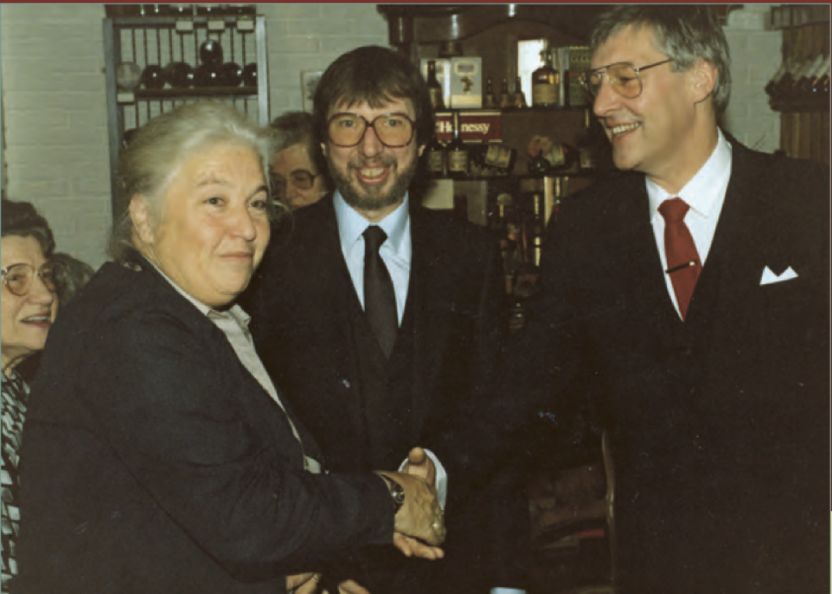 Burgemeester Vos staat in 1985 op de foto met de eigenaren (bron: artikel Oud-Utrecht, december 2011)
