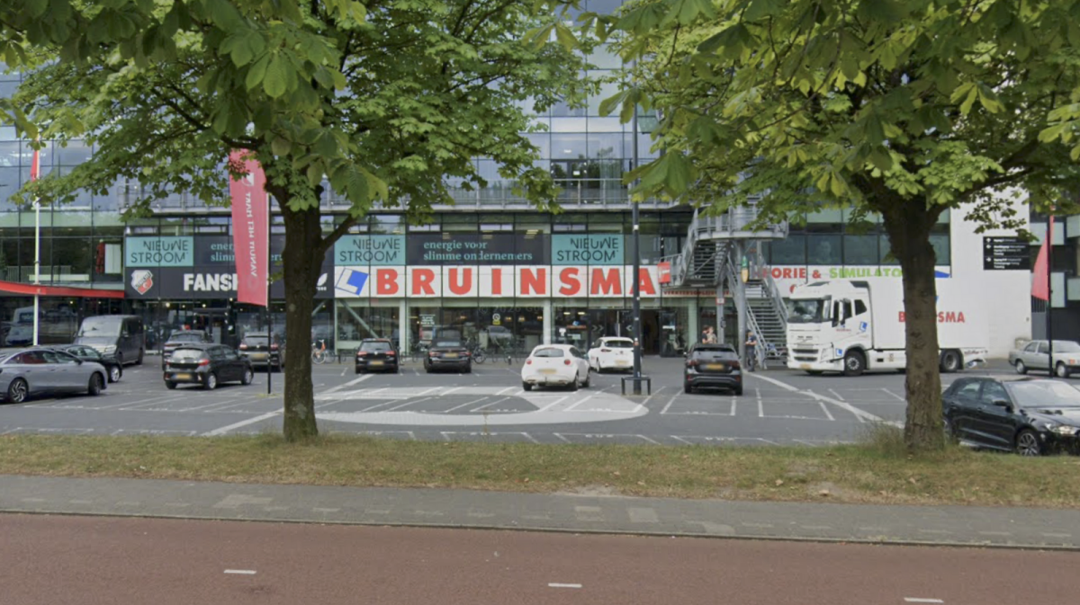 Bruinsma is gevestigd naast de fanshop van FC Utrecht (foto: Google Maps)