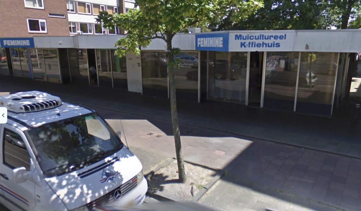 Juni 2009: muliticultureel koffiehuis Feminine op de Admiraal Helfrichlaan. Afbeelding: Google Maps