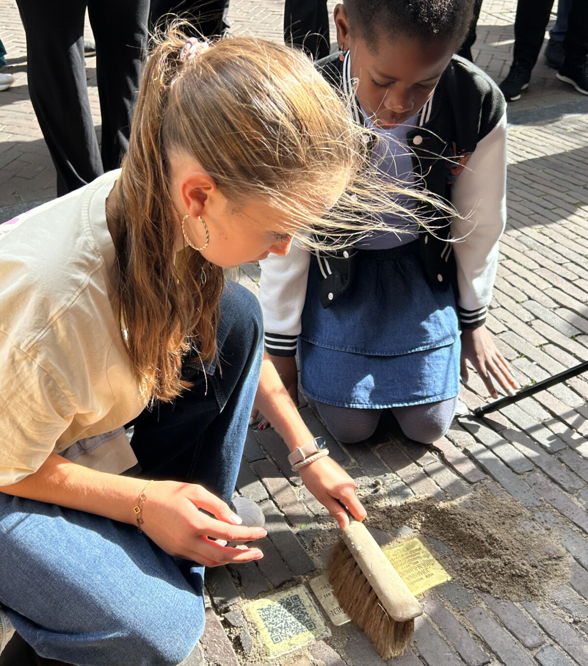 Achterachterkleinkinderen Lisa en Avery plaatsten de nieuwe steen. Foto: JT