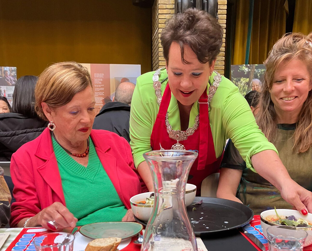 Burgemeester Sharon Dijksma als soep-uitdeler (foto: Sophie van Niekerk)