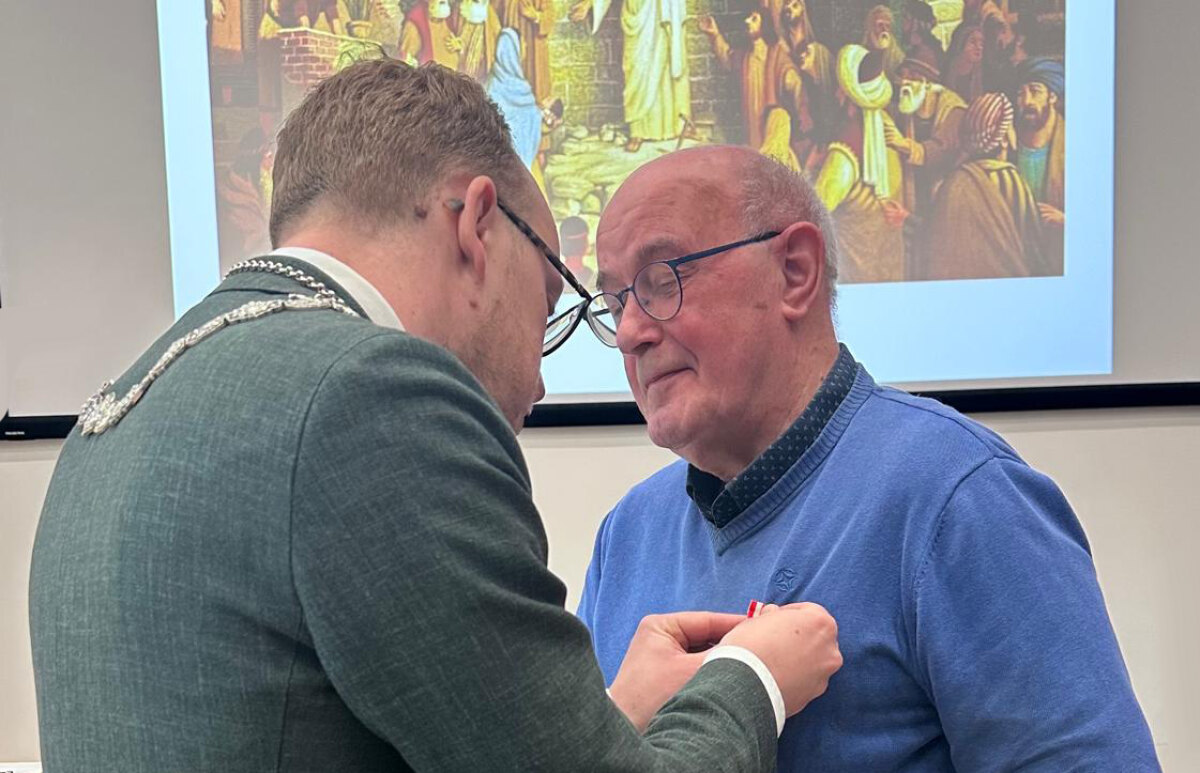 Wethouder Eerenberg spelt de speld op bij de heer Eshuis. Foto: gemeente Utrecht