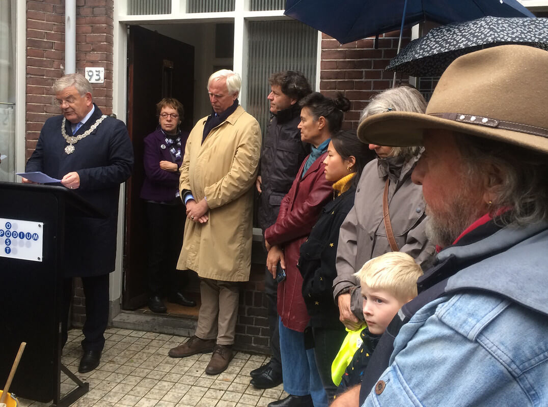 Tijdens Van Zanens toespraak keken Demnig (geheel rechts), Bonifatiusleerling Lien van Rossum (4e van rechts) en een kleindochter van het echtpaar Simons Cohen (5e van rechts) toe. Foto: Jim Terlingen