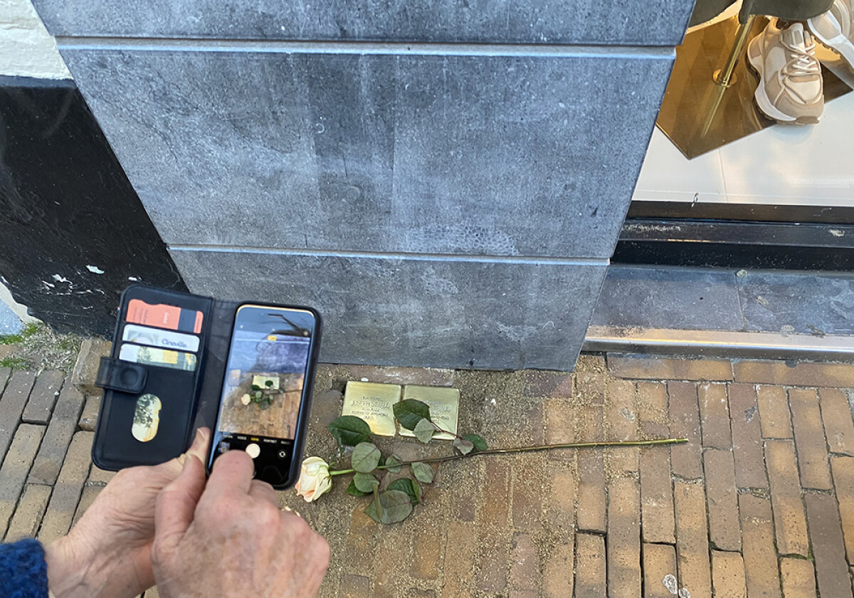 De twee steentjes liggen rechts naast het adres Steenweg 27. Foto: JT