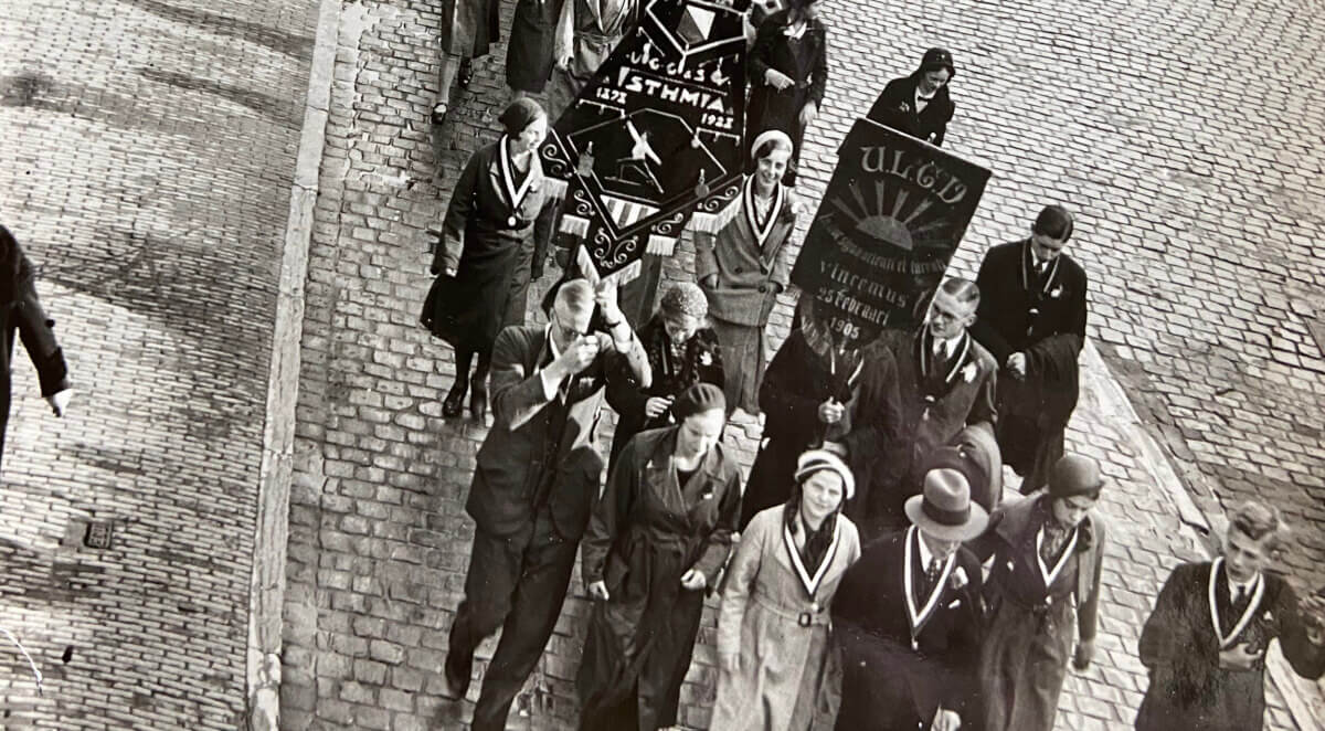 Studentenstoet op de Neude in 1938 (detail), met vooraan Trui van Lier. Foto: privécollectie.