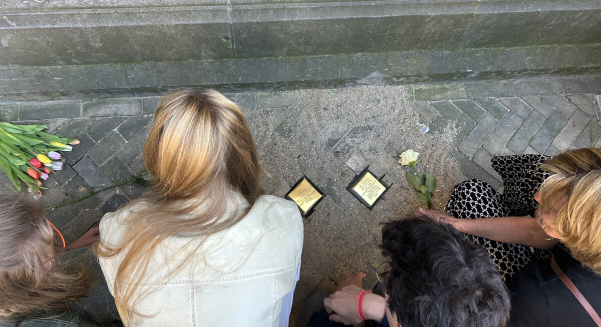 Studenten plaatsen de eerste vier struikelstenen op het Domplein. Foto: JT