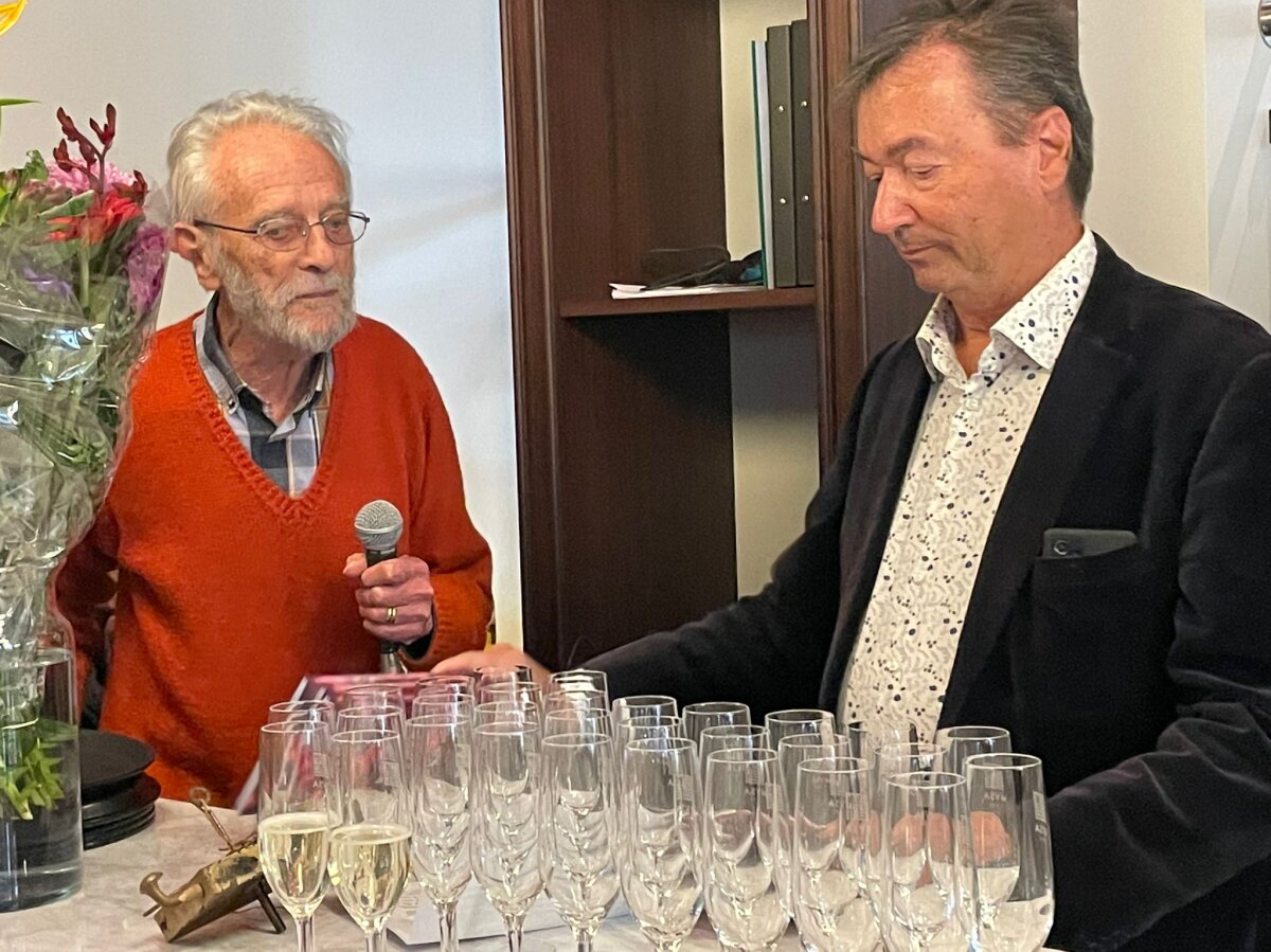 Links Wijnand Thoomes, rechts Lex Veerkamp. Thoomes kreeg tijdens de opening van Slachtstraat Filmtheater in april 2022 het eerste exemplaar van Veerkamps boek. Foto: Ilona van Genderen Stort