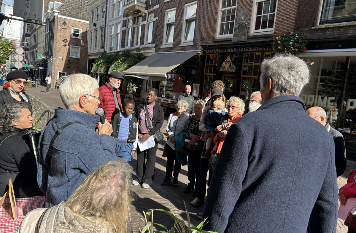 Toos Groen (met microfoon) tijdens haar toespraak. Foto: JT