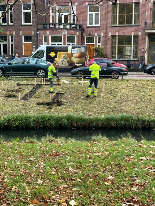 Woensdagmiddag. Gemeentewerkers zijn bezig met het maken van de geulen. Foto: MvL