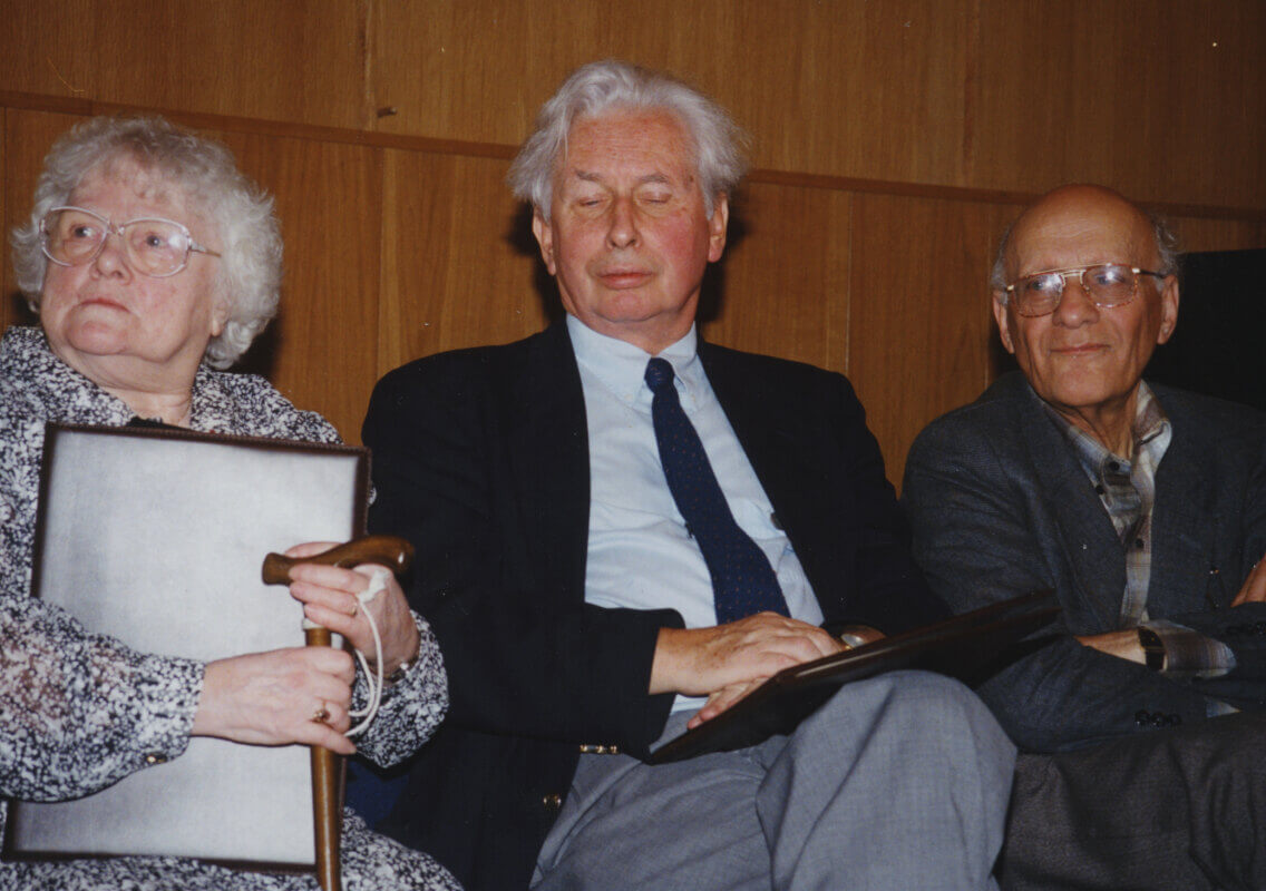 Trui van Lier (links) tijdens de plechtigheid in Israel in 1994. Foto: Yad Vashem