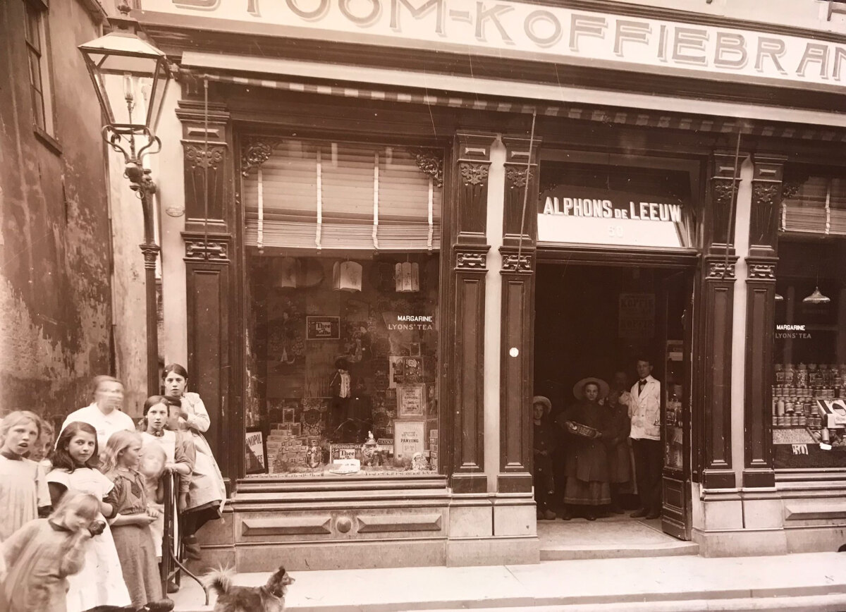 'Alphons de Leeuw' op Twijnstraat 50. 'Stoom-Koffiebranderij' staat op de gevel. Foto: archief familie De Leeuw