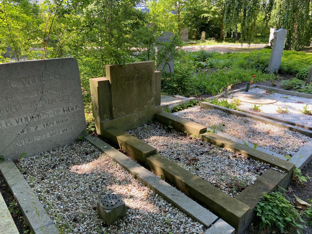 Het vaderke-graf op een andere plek in 2021 (midden in beeld). Foto: Jim Terlingen