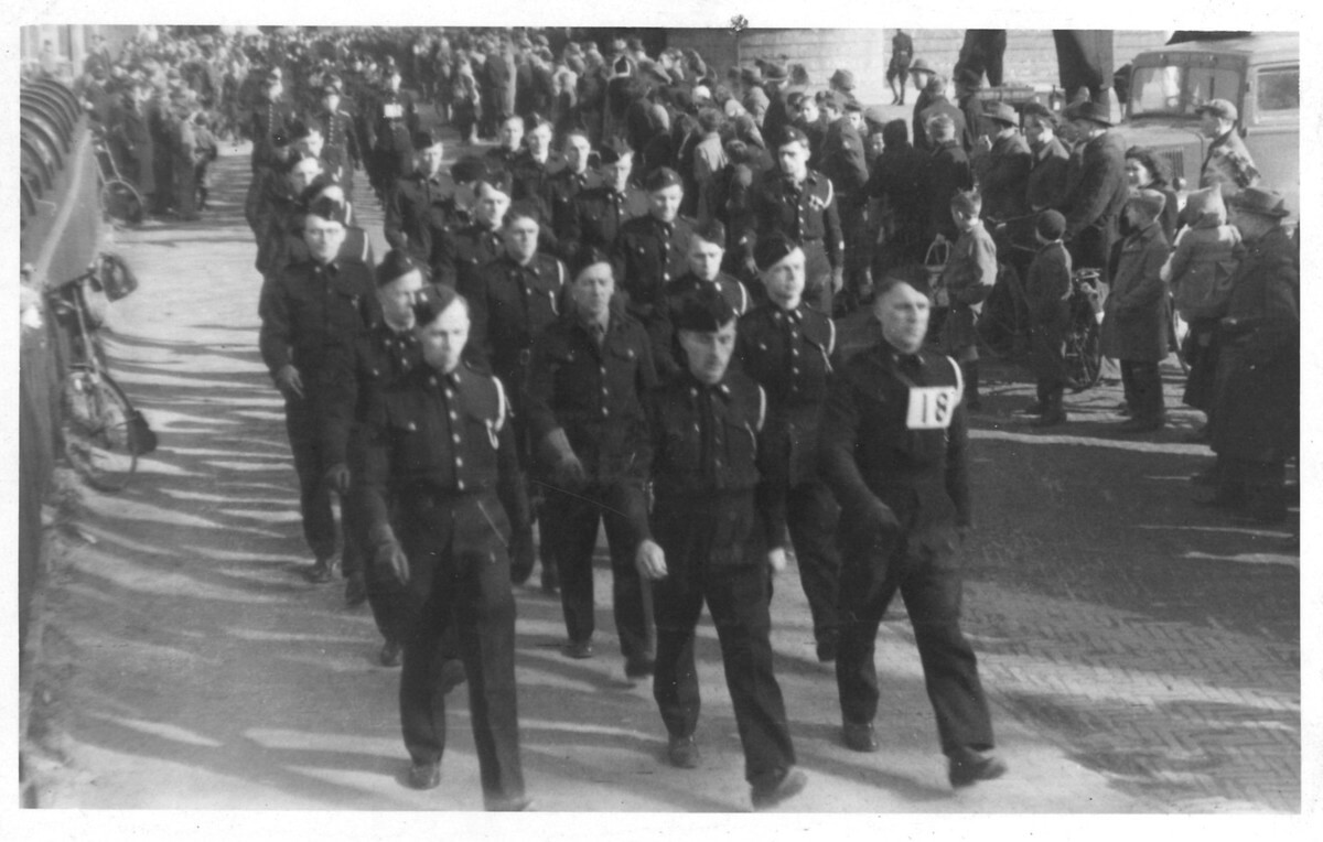 Personeelsvereniging Kamp Rhijnauwen tijdens een mars, jaartal en locatie onbekend. Foto: collectie Reurink