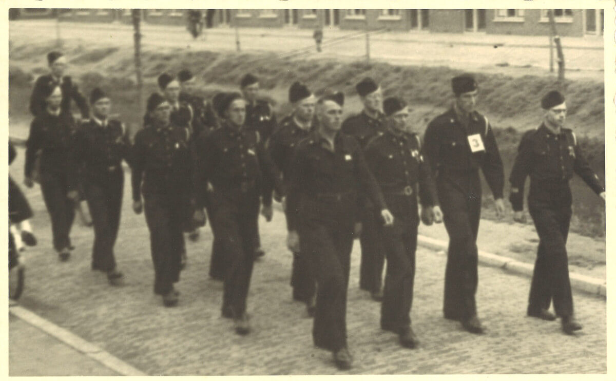 Personeelsvereniging Kamp Rhijnauwen op 30 mei 1946 (Hemelvaartsdag) langs de Van Hoornekade in Zuilen tijdens de Zonnegloren Wandeltocht heen en weer naar Soestduinen (zie onderaan dit artikel het nagekomen bericht). Foto (helaas wat onscherp): collectie Reurink
