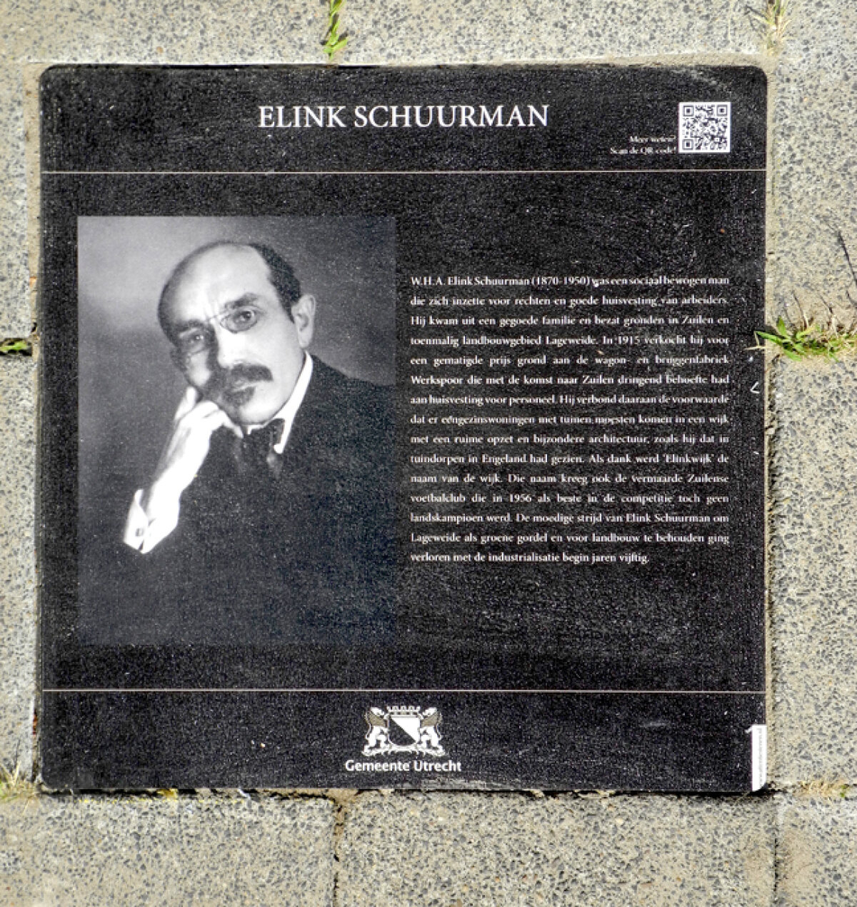 De attentiesteen voor de stichter Willem Elink Schuurman in het plaveisel aan het Werkspoorplein. Foto: JvW