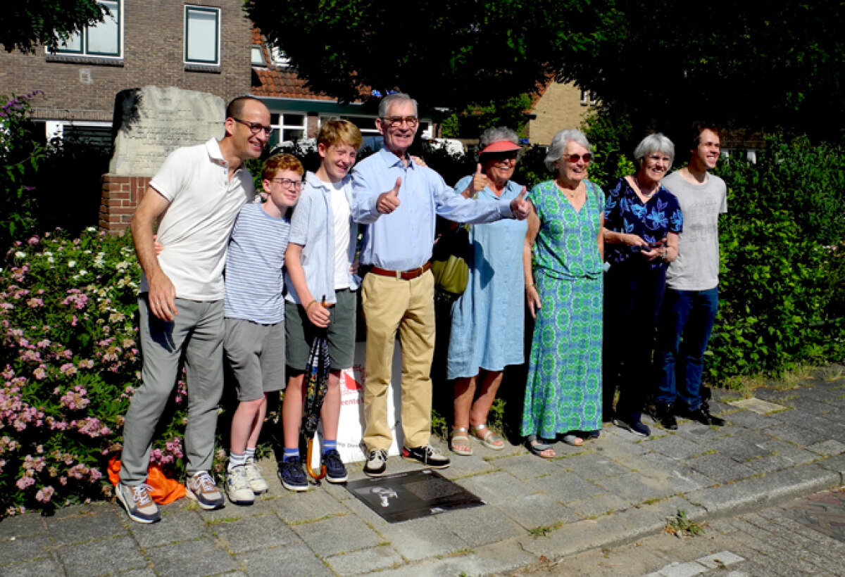 Drie generaties Elink Schuurman bij de onthulling van de attentiesteen. Foto: JvW