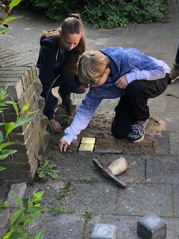 Twee basisschoolleerlingen leggen steentjes. Foto: Inge Eijsenga