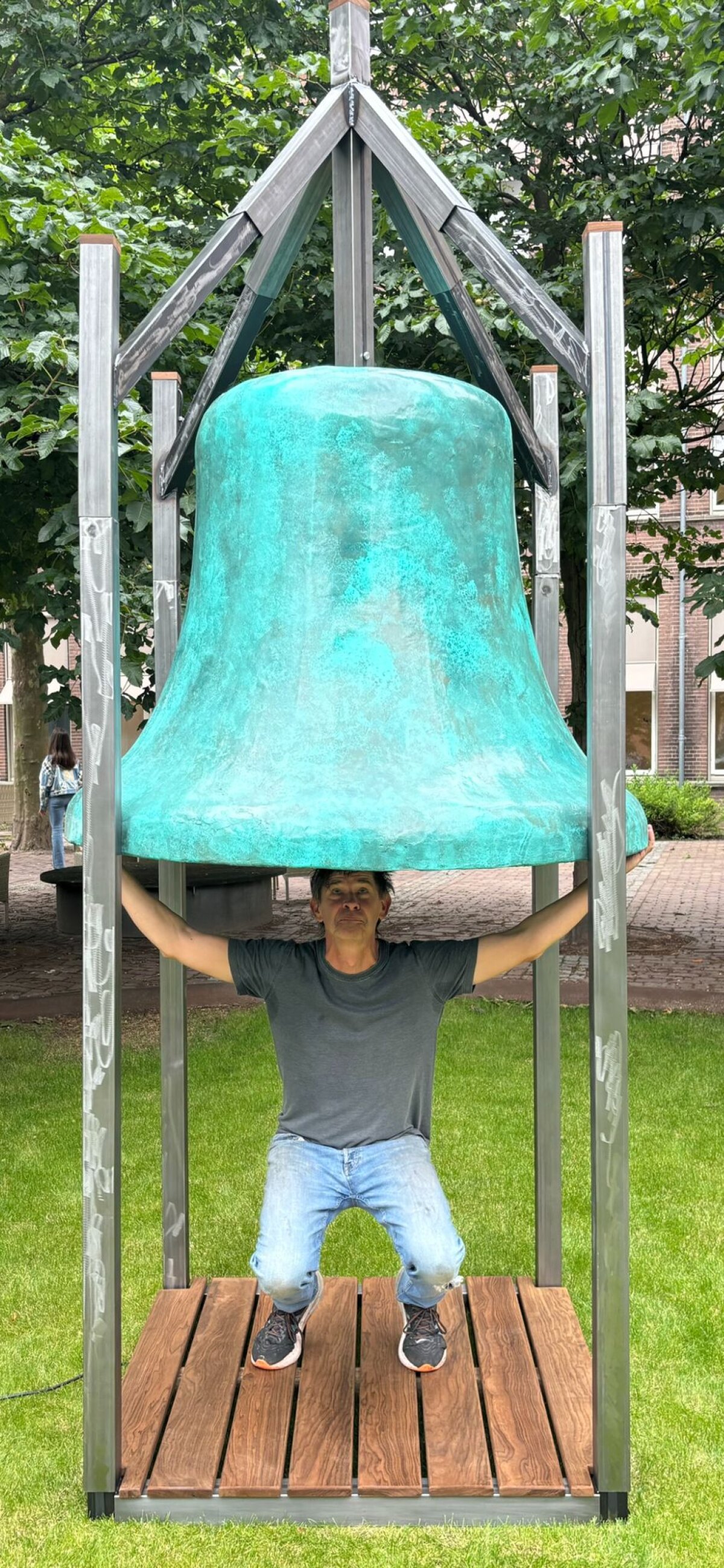Arnout van der Heijden poseert in zijn kunstwerk. Foto: Peter van der Heijden