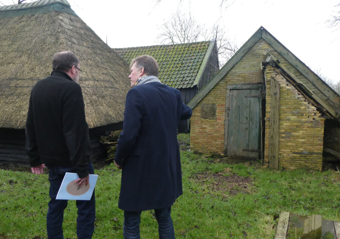 Historicus Johan Mels (links) en boerderij-eigenaar Arjen Akse staan bij het oude schuurtje in Oosterklief.