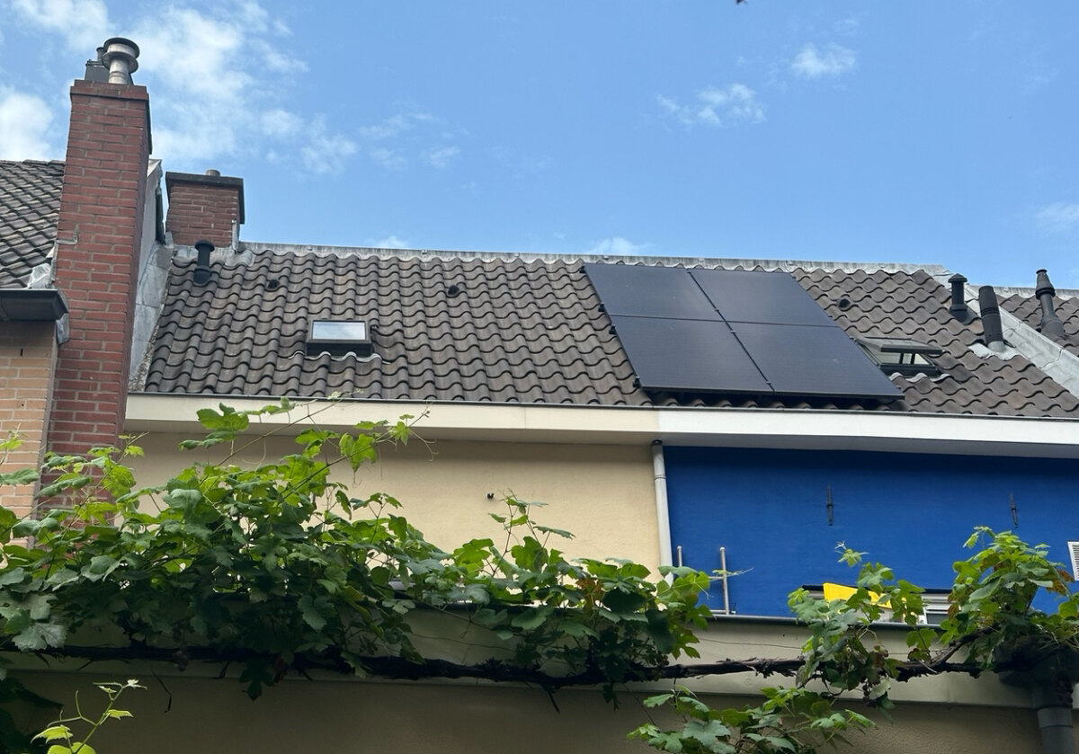 Links naast de zonnepanelen van de buurvrouw is nog plaats voor drie zonnepanelen. Foto: Dik Binnendijk