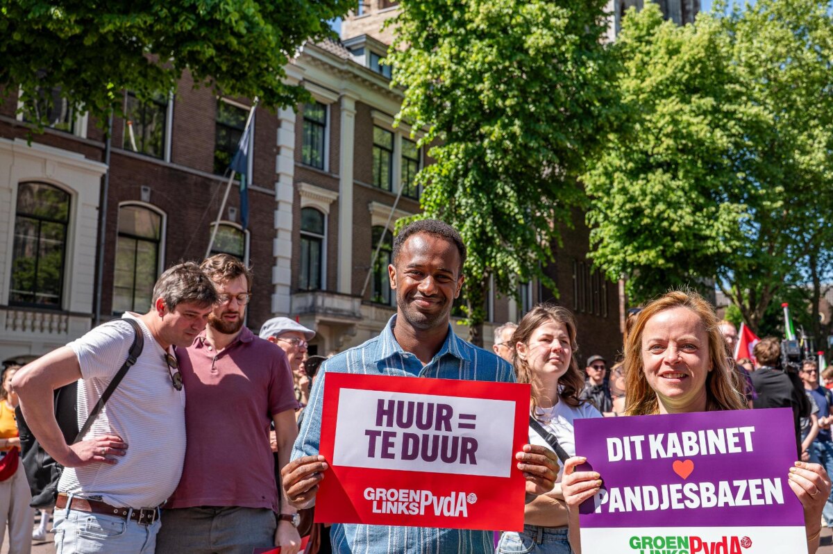 GroenLinks/PvdA-kamerlid Haptamu de Hoop (midden) en gemeenteraadslid Maartje Vermeulen (rechts). Links: mede-organisator van het protest Thijs de Bekker en PvdA-commissielid Titus Stam. Foto: Harrie van Veen