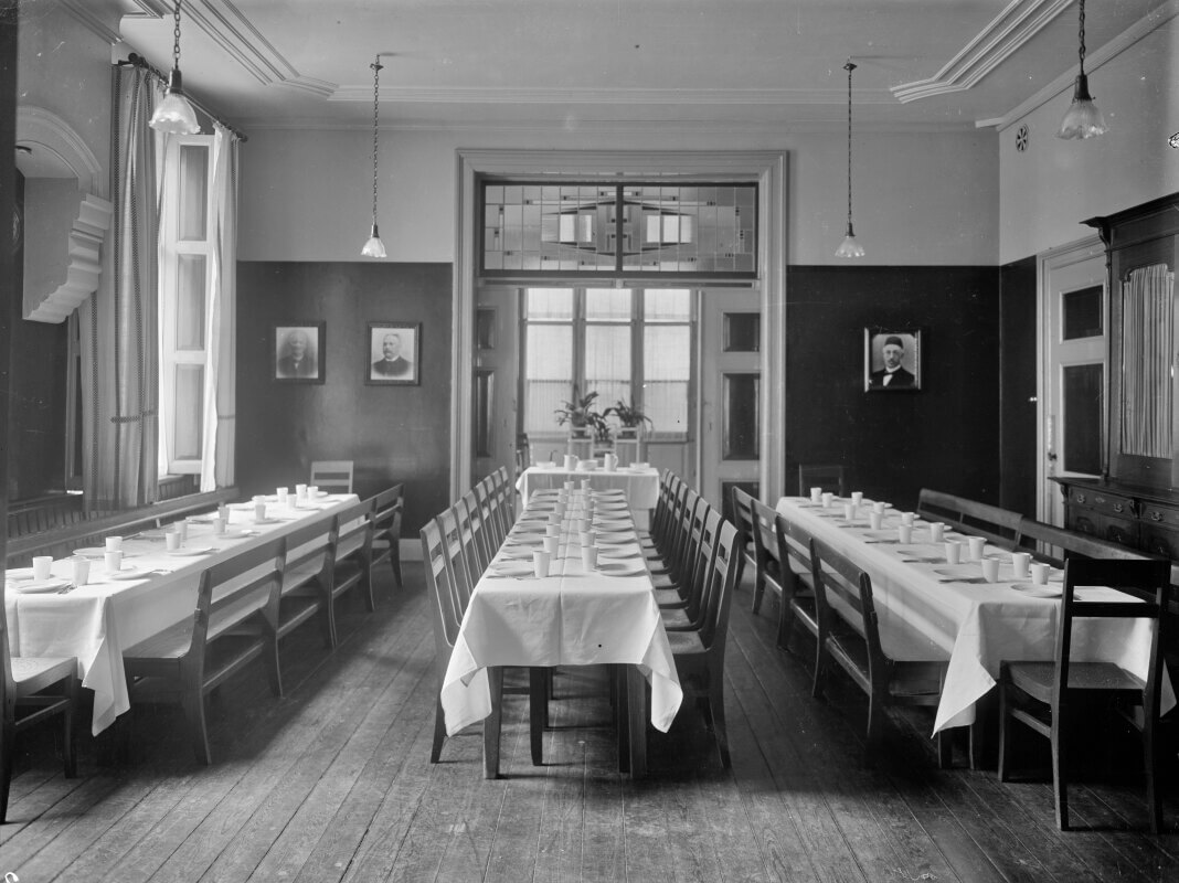 De eetzaal van het Centraal Israëlitisch Weeshuis, ergens in de periode 1920-1930. Foto: HUA