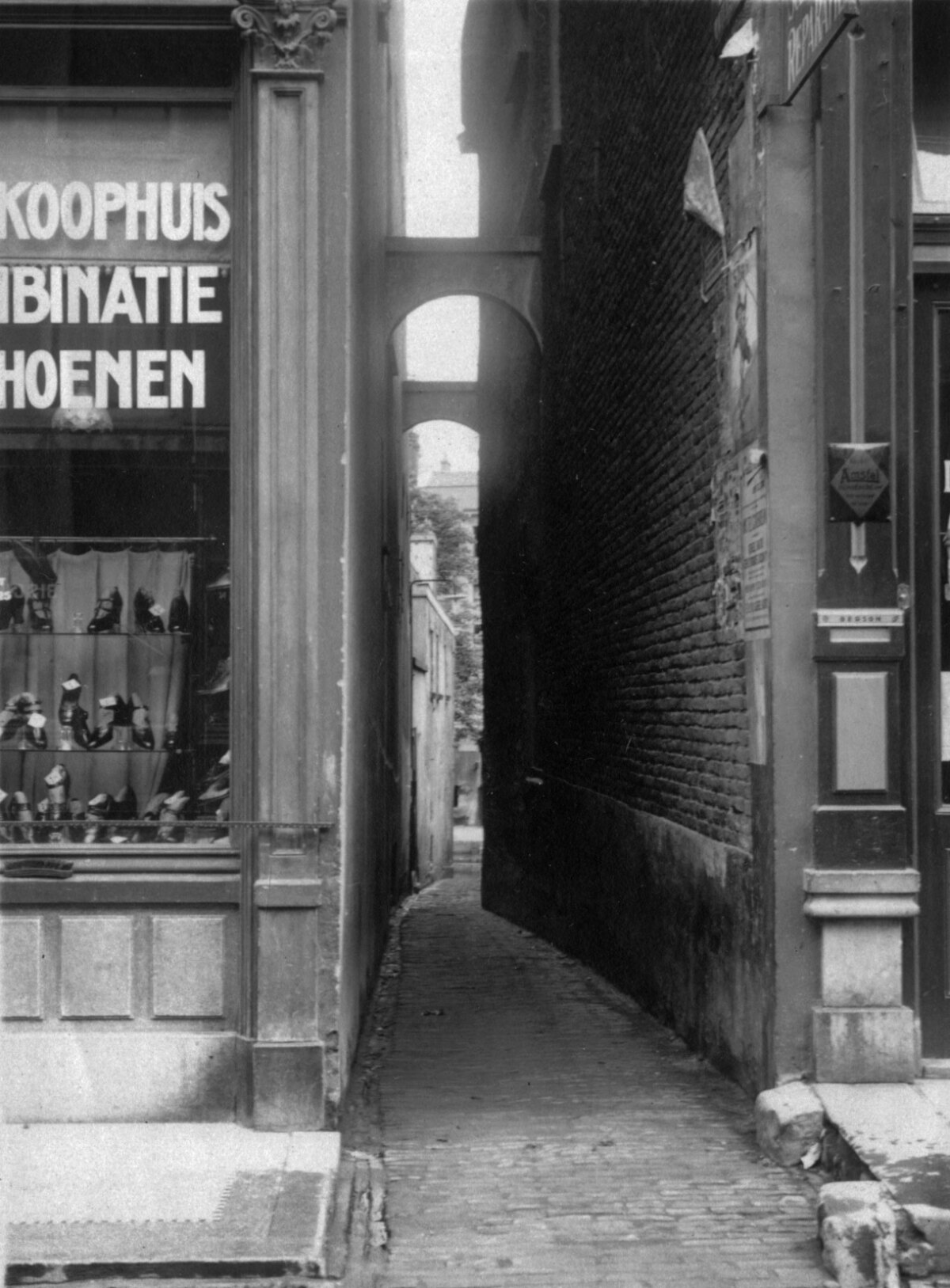 De Nauwe Watersteeg. Foto uit 'Utrecht in Woord en Beeld', 1925