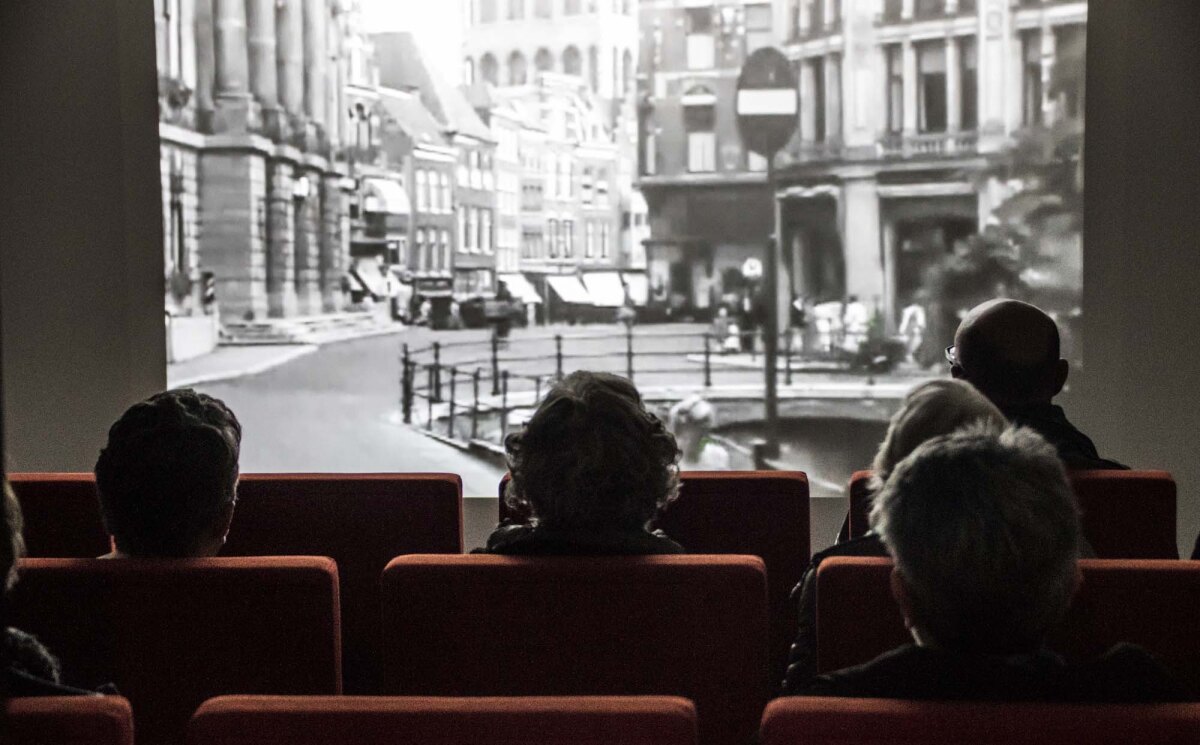 2017, april - Bezoekers in de filmzaal van Het Utrechts Archief (Hamburgerstraat), waar filmfragmenten uit de periode 1950-1975 werden vertoond in het kader van de Culturele Zondag 'Utrecht 50-75'. Foto: Aad van der Tas/HUA