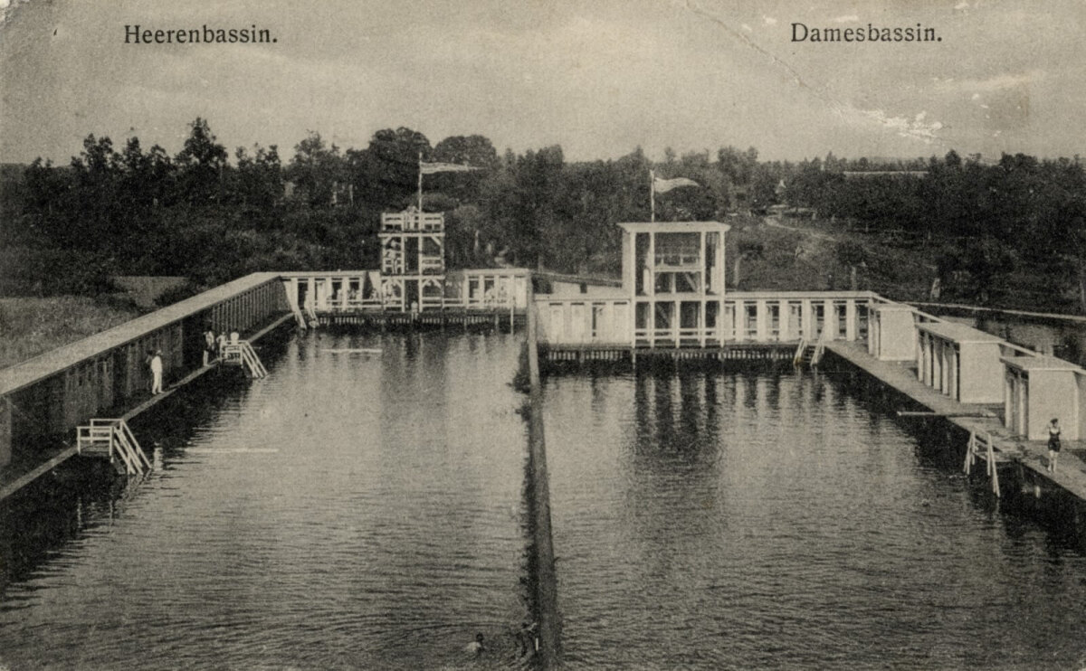 N.V. Utrechtsche Open Zwem- en Badinrichting aan den Kromme Rijn in 1915.