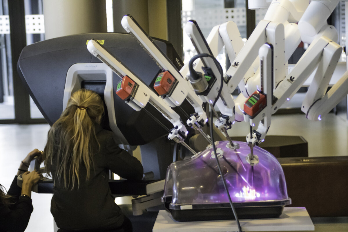2018, november - Een meisje is bezig met de simulatie 'opereren met een robot' in de pop-up onderzoekswerkplaats 'Wie Wat Waarom' in TivoliVredenburg, in het kader van de Culturele Zondag 'Utrecht Digitaal'. Foto: Aad van der Tas/HUA
