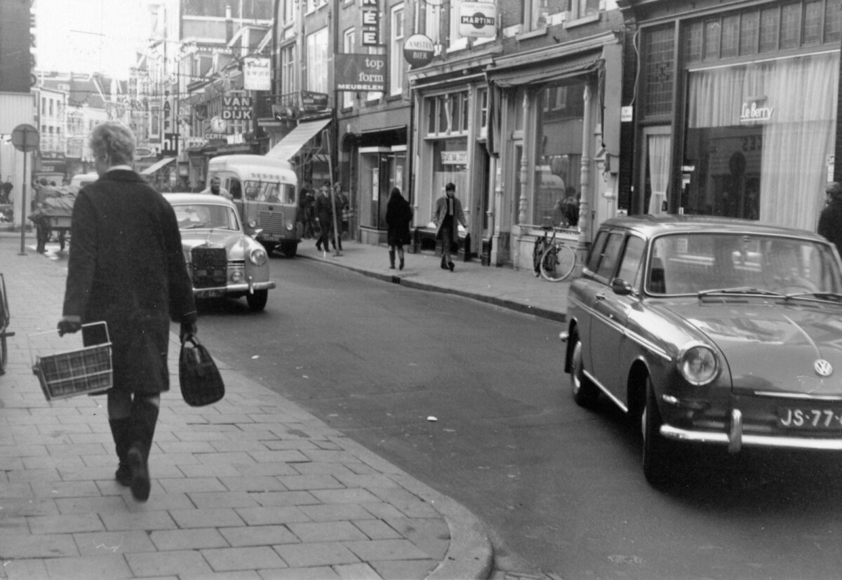 Een van de vele foto's in het boekje. De Steenweg in 1967 (HUA)