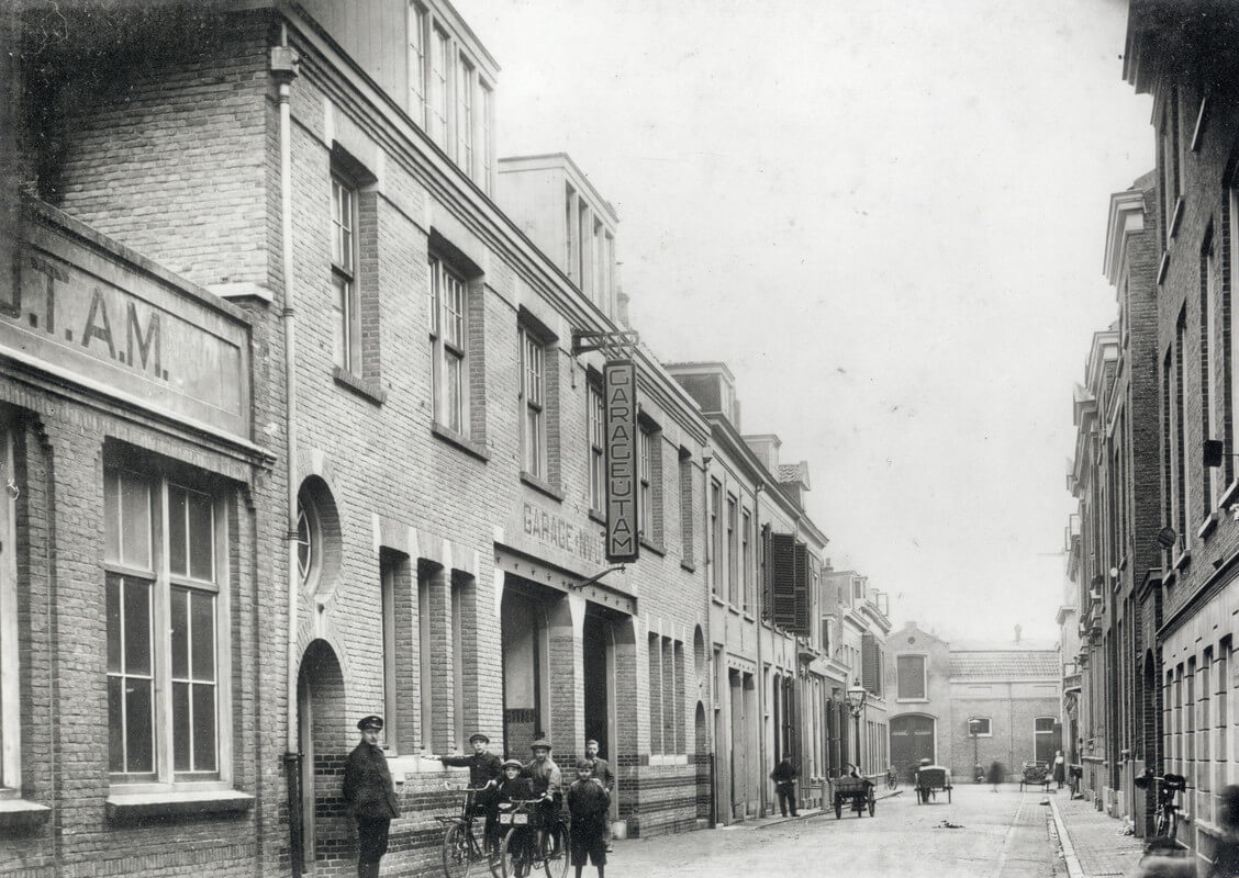 De Ridderschapstraat rond 1920. Links de laatste vier letters van de schildering waar het hier om gaat. Foto: Utrechts Archief