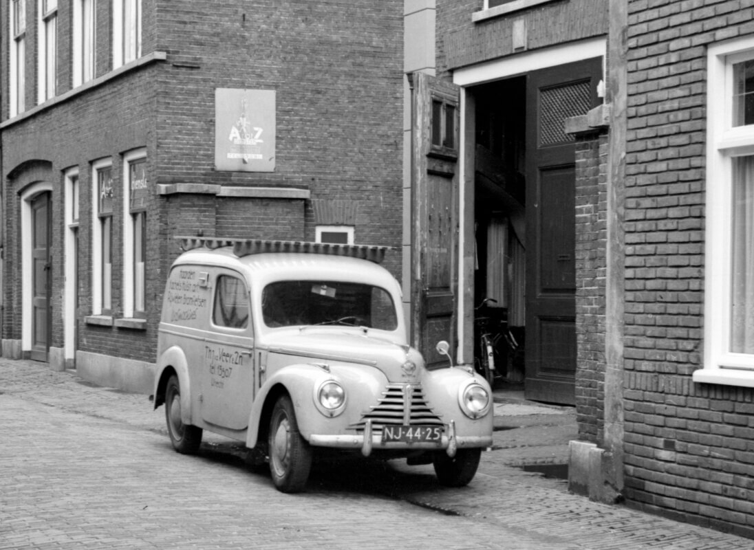 Een auto van A tot Z Diensten voor de zaak in de Magdalenastraat, jaren vijftig. Foto: HUA