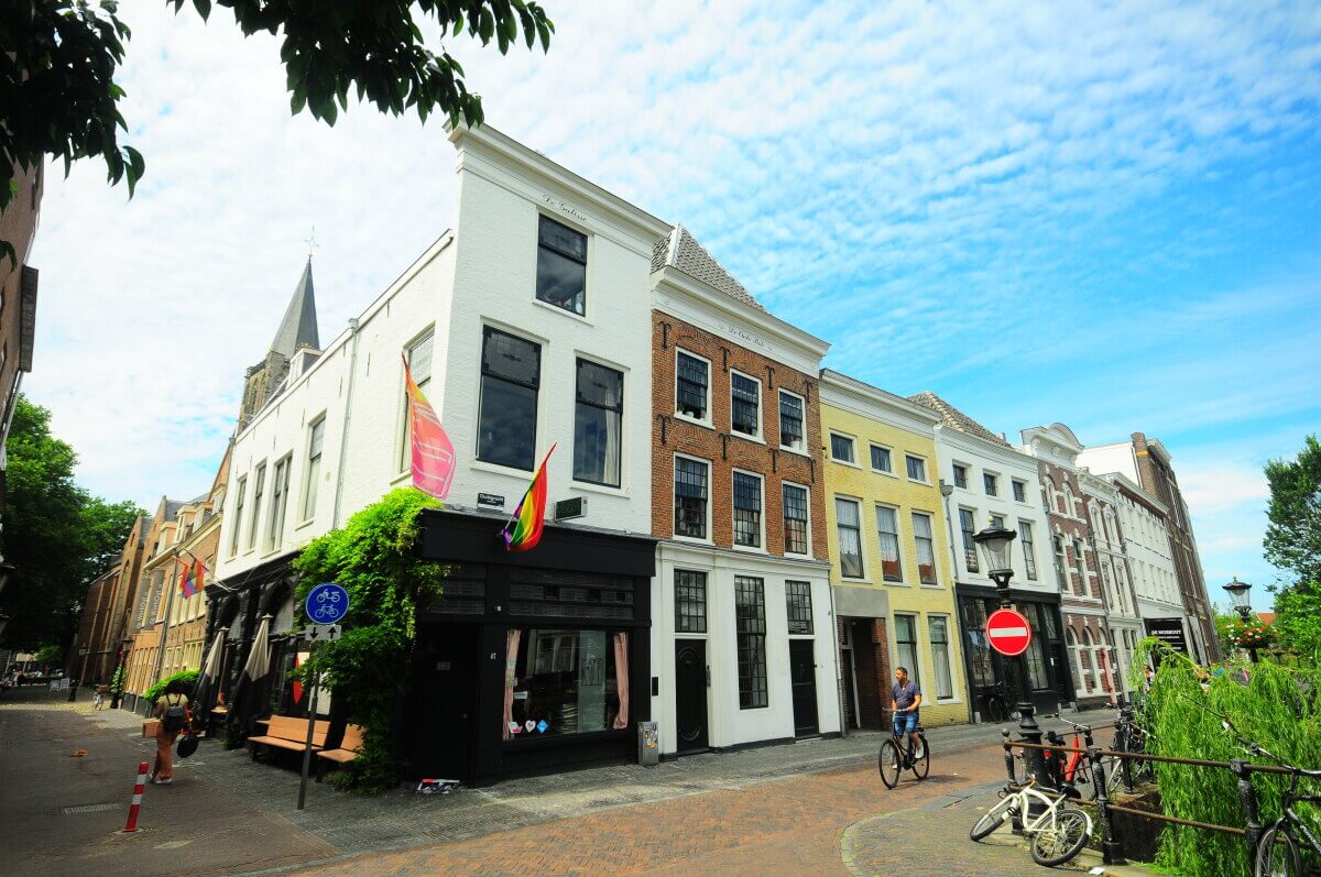 Op de hoek, op Oudegracht 47, café Kalff. Foto: Utrechts Archief