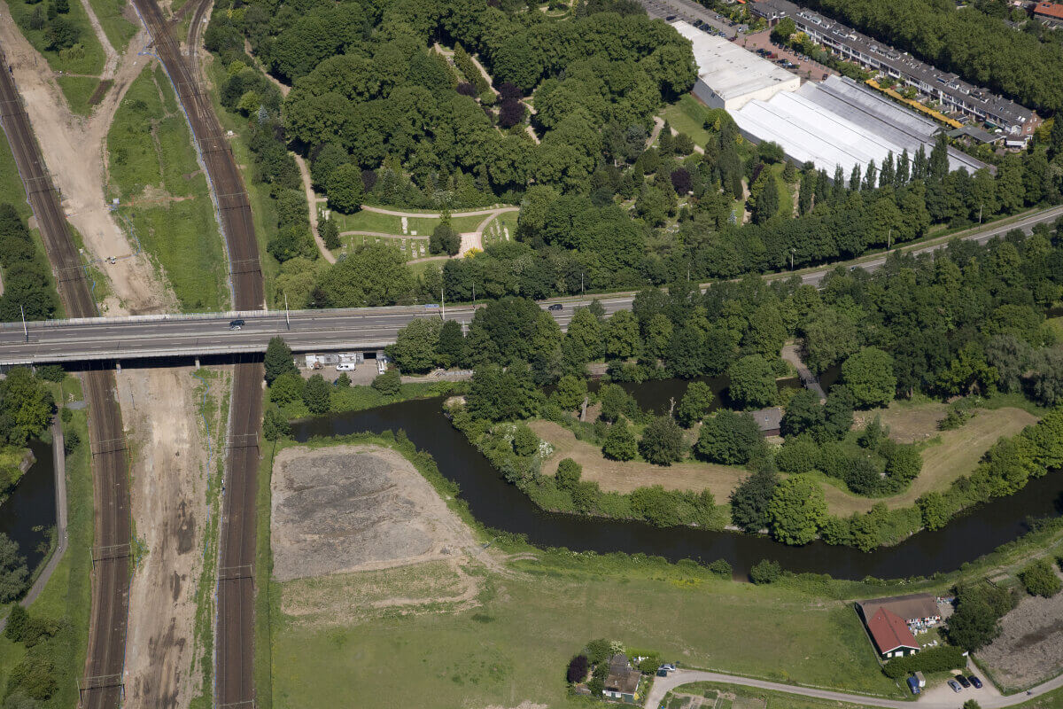 Links het spoor - bovenaan begraafplaats Kovelswade - in het midden de Waterlinieweg - rechts daarvoor Lunet II. Foto genomen vanuit het zuidoosten, 2009, Utrechts Archief